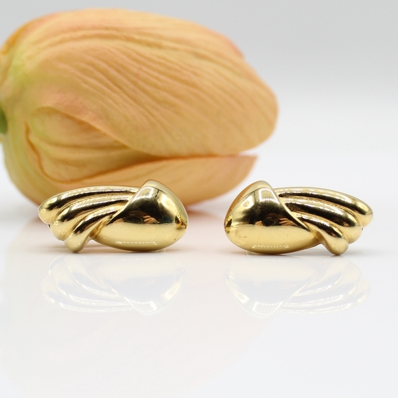 Vintage Monet clip earrings - Picture 3 of 4